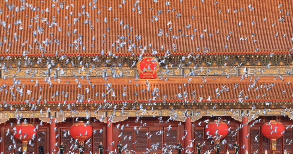 10月1日清晨,隆重的升国旗仪式在北京天安门广场举行,庆祝中华人民共和国成立77周年。这是升国旗仪式后放飞和平鸽。新华社记者 殷刚 摄