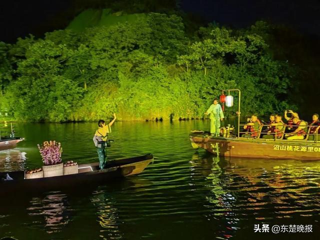 游客乘船近距离观看