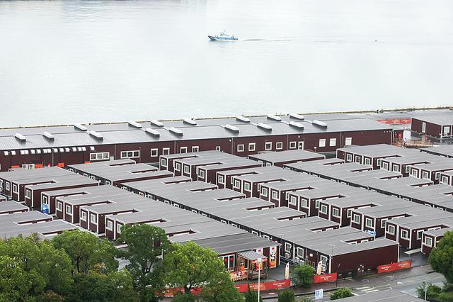 9月11日，名古屋港附近建成集装箱式木质组装宿舍区。 视觉中国