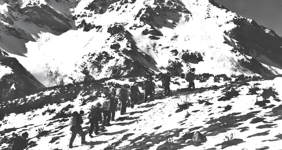 红军长征过雪山。（新华社资料图）