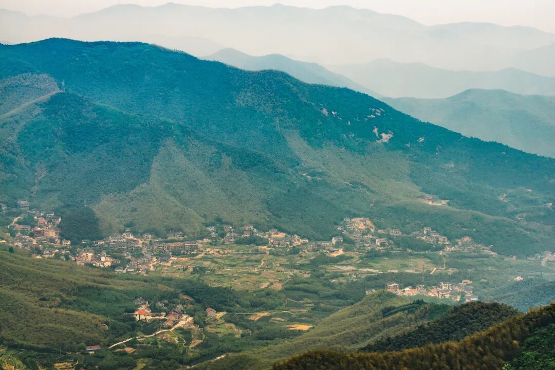 摄图网_500358056_莫干山顶峰拍摄_(企业商用).jpg