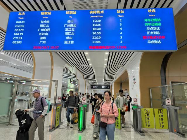 10月7日,国庆假期返程旅客陆续抵达佛山站。