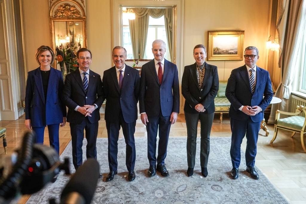 3月15日，加拿大总理卡尼（左三）和丹麦、芬兰等5个北欧国度教学东谈主在挪威都门奥斯陆举行峰会后合影。加拿大与这5个国度达成合作，被平庸以为是卡尼打造中等强国定约的行动之一。 （IC photo）