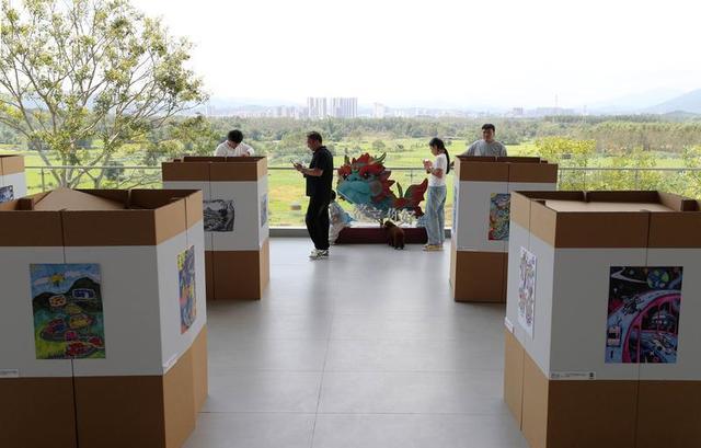 龙门服务区除有温泉外，还有龙门画等龙门民俗展。（摄影：杨建业）