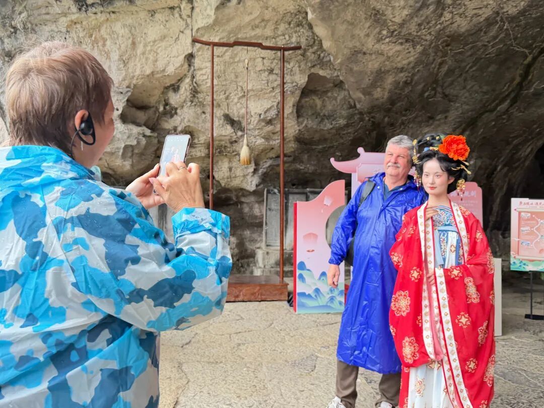 三游洞迎来俄罗斯游客,沉浸式国风剧游搭配机器人互动,尽显传统文化与科技融合的文旅新体验。.jpg