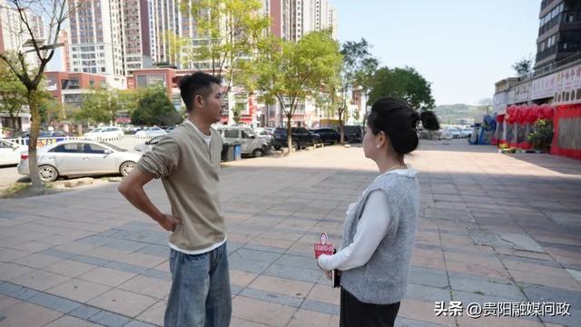 云岩区杨惠街道办事处城市管理办公室负责人杜贞柏(左)介绍下一步细化管控方式