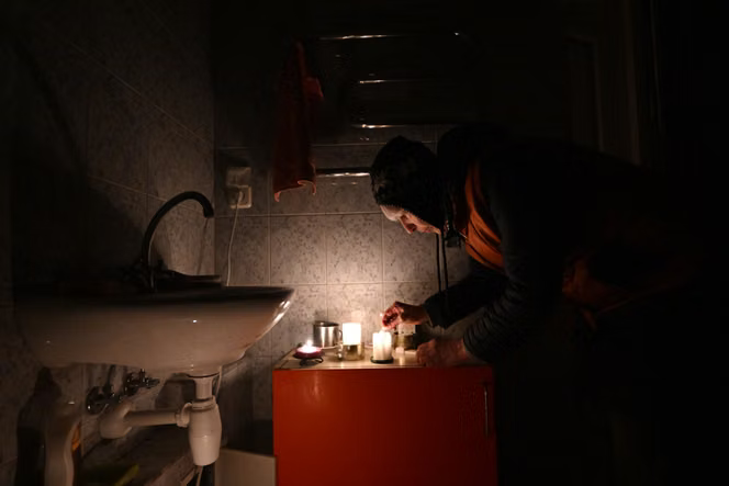 2026年1月25日，俄罗斯空袭破坏了基辅的能源基础设施后，乌克兰人开始使用蜡烛-法新社-SERGEI GAPON