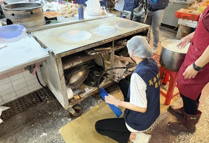 高雄市卫生局5日到摊位调查。图源:台媒