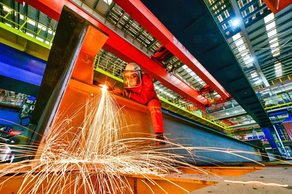 1月19日，在天津市滨海新区，海上油气平台建设工人进行气割作业。新华社发（杜鹏辉摄）