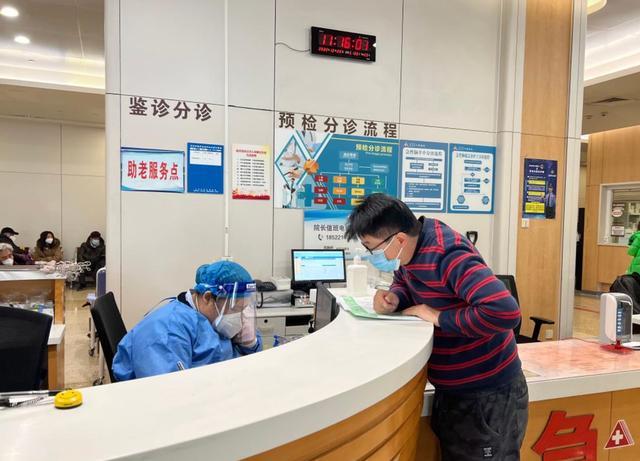 患者赶赴急诊台咨究诘诊。新华社记者白好意思人 摄