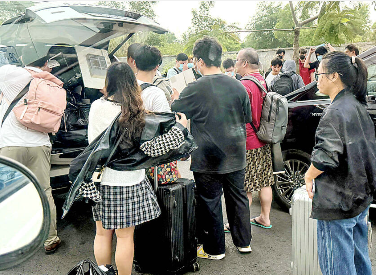 ▲15日,疑似从柬埔寨西哈努克省诈骗窝点出逃的人