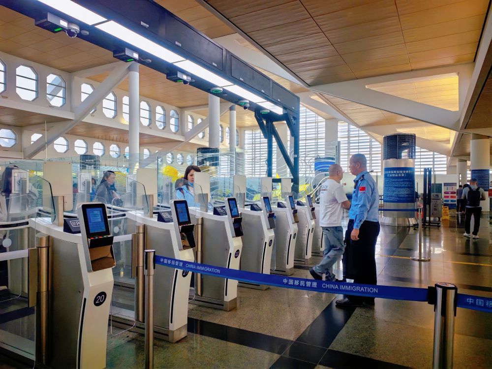 2026年4月10日,在厦门高崎国际机场,移民管理警察引导出境旅客经由边检快捷通道高效通关。(受访者供图)