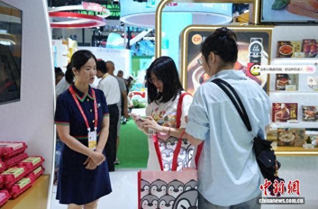 消博会上，消费者在东南亚企业展区咨询。 张静 摄