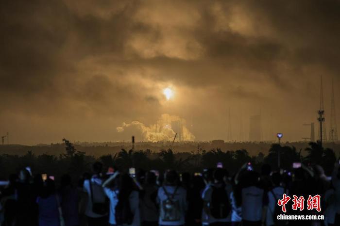 5月27日0时16分，中国在文昌航天发射场使用长征七号改运载火箭，成功将通信技术试验卫星二十四号发射升空。图为观众现场观看火箭发射。　 中新社记者 骆云飞 摄