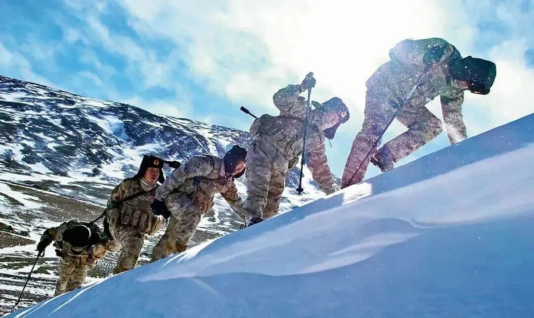 神仙湾边防连官兵踏雪巡逻 图源:“中国军号”微信公众号