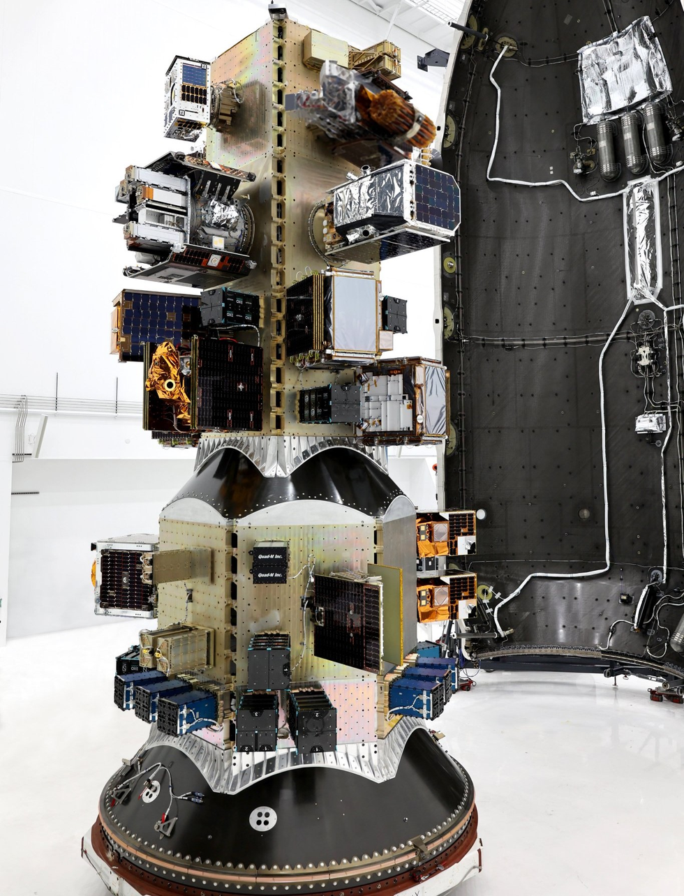 SpaceX拼车火箭内部的卫星安装实拍