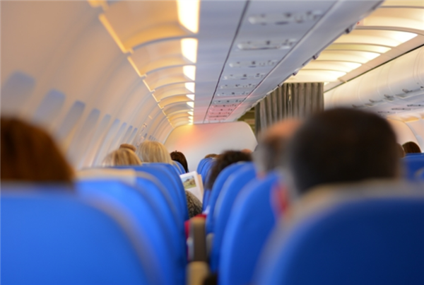 临时备降！飞行途中旅客的充电宝突然自燃 长安航空回应