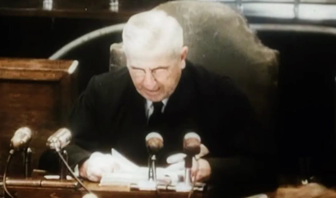 威廉・韦伯爵士(Sir William Webb,1887—1972),澳大利亚法官,1946年出任远东国际军事法庭庭长,主持东京审判全程。