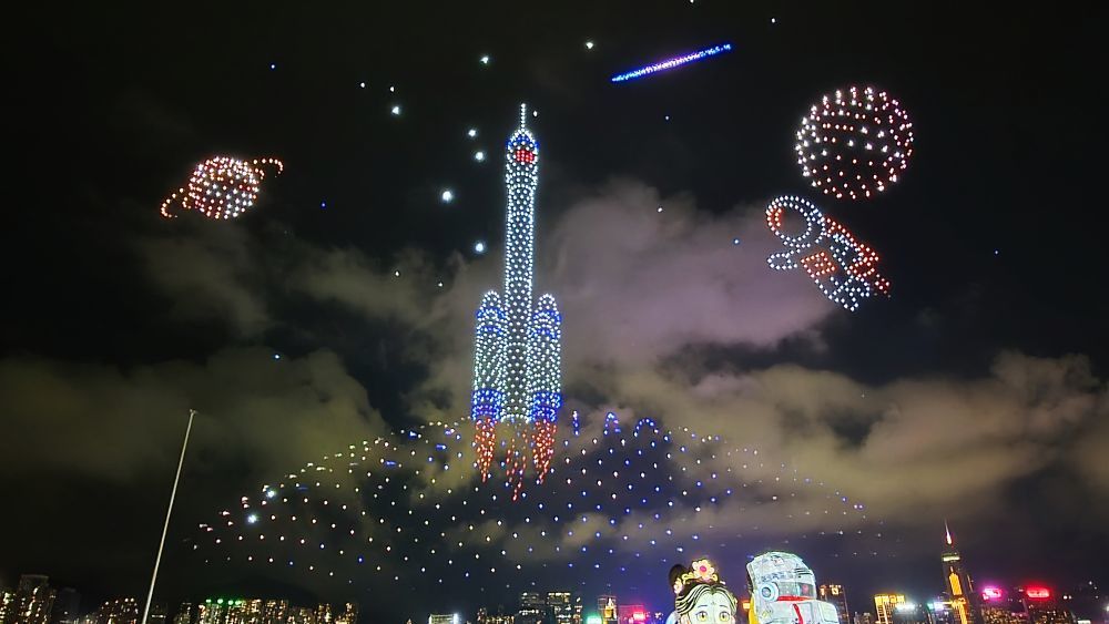这是10月2日在香港拍摄的庆祝中华人民共和国成立77周年无人机汇演现场。新华社发