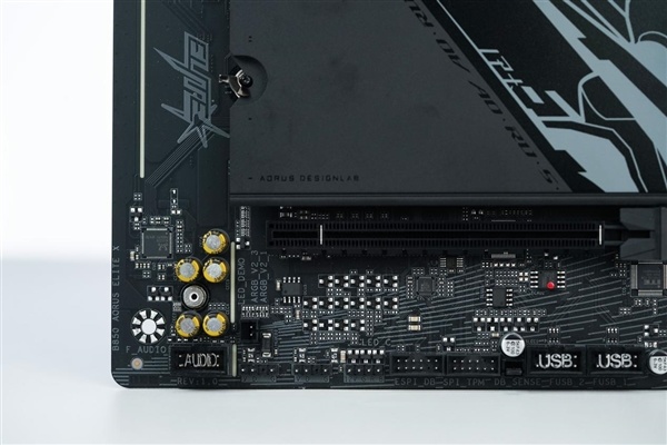 16+2+2相供电 配4路M.2!技嘉B850 AORUS ELITE X3D图赏