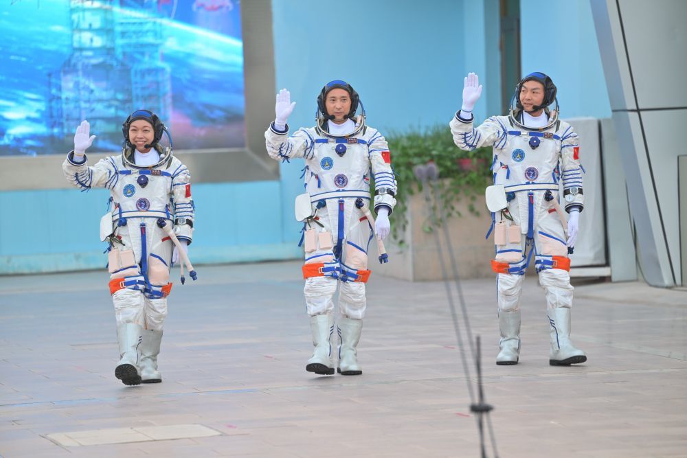 5月24日,神舟二十三号航天员乘组出征仪式在酒泉卫星发射中心问天阁圆梦园广场举行。这是航天员朱杨柱(中)、张志远(右)、黎家盈在出征仪式上。新华社记者 才扬 摄