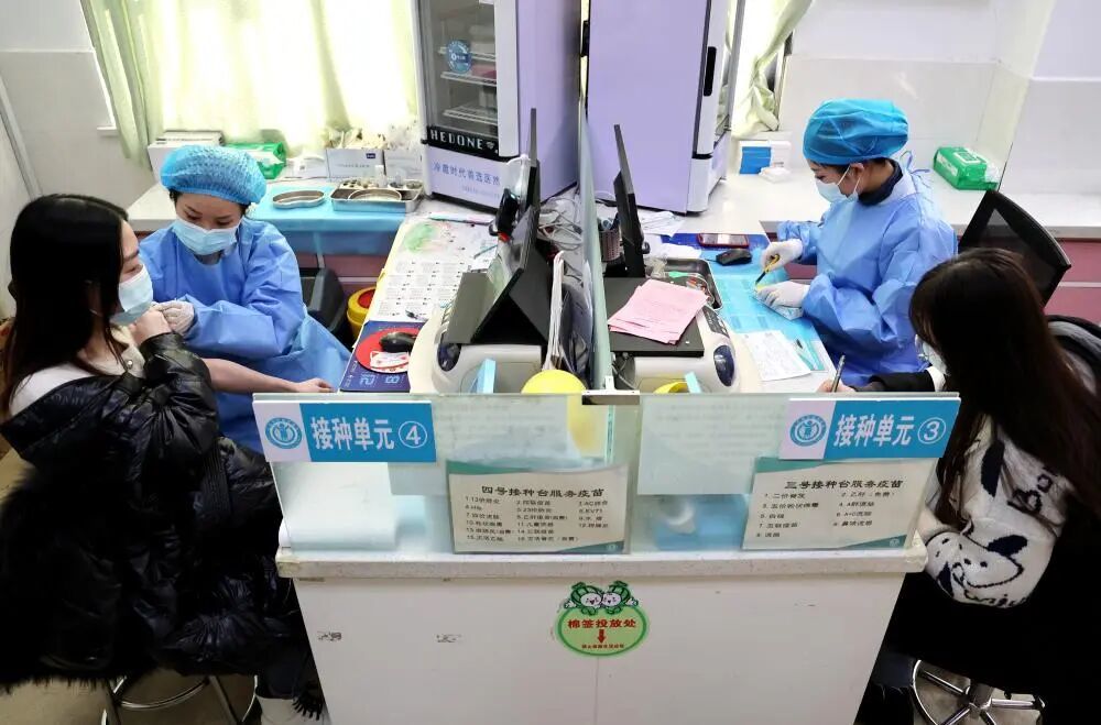 2022年1月27日,江苏连云港海州区浦西社区卫生服务中心,医务人员在给女大学生接种HPV疫苗。