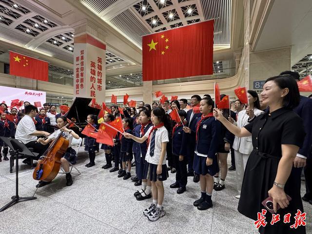 黄浦路站厅，悠扬的钢琴、大提琴合奏《我和我的祖国》。 记者陶常宁 摄