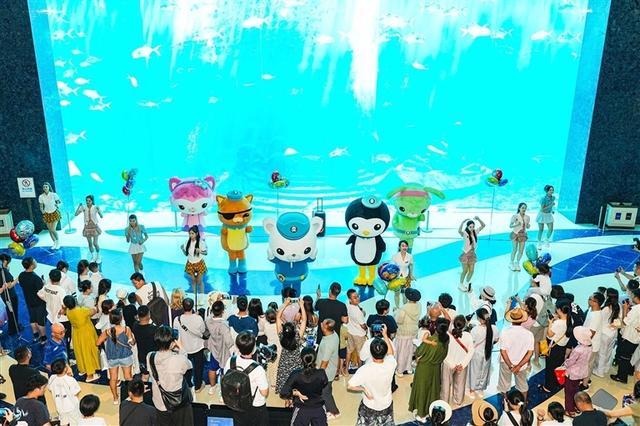 10月4日,三亚·亚特兰蒂斯“巴克队长和他的小伙伴国庆大游行”童趣上演,人偶队伍与游客热情互动,欢笑相随。