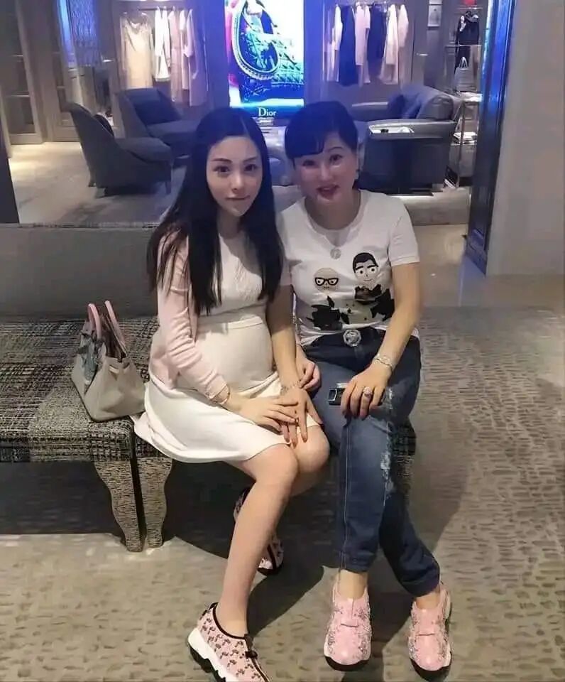 怀孕时的蔡天凤,注意她旁边的爱马仕手袋,在凶杀案中它还会返场。