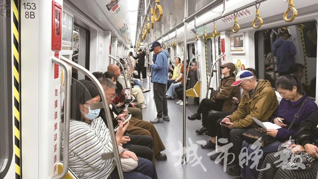 市民争相体验打卡_副本.jpg