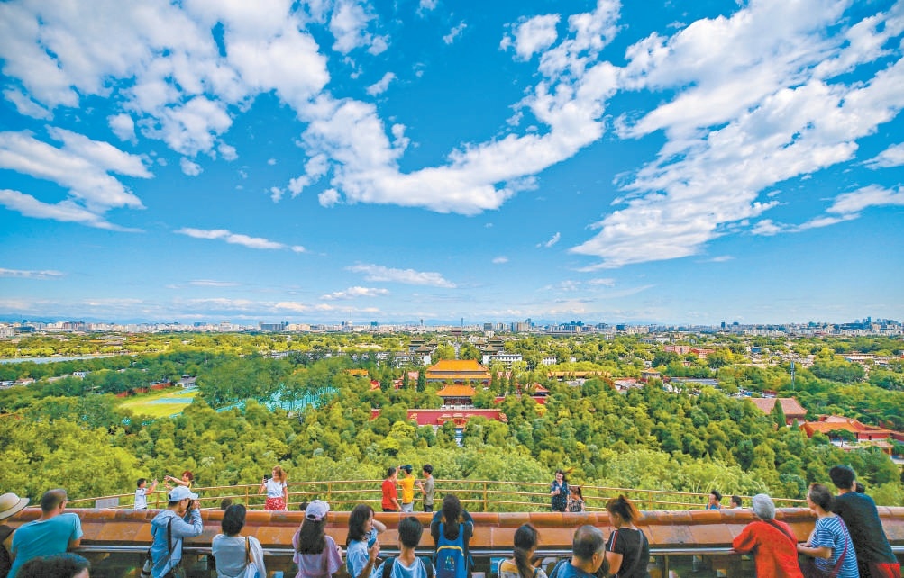 北京中轴线赓续文脉、重塑风貌,吸引众多游客拍照留念。 本报记者 武亦彬摄