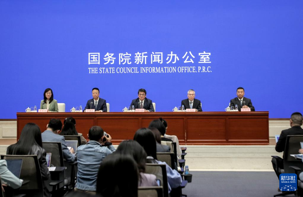 4月23日，国务院新闻办公室在北京举行新闻发布会，农业农村部副部长麦尔丹&middot;木盖提、发展规划司司长陈邦勋、帮扶司司长许健民、种植业管理司负责人吕修涛介绍2026年一季度农业农村经济运行情况，并答记者问。新华社记者 唐如峰 摄