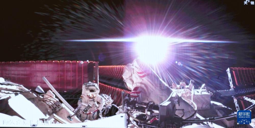 2025年1月20日在北京航天飞行控制中心拍摄的神舟十九号航天员蔡旭哲（右）、宋令东（左）在空间站组合体舱外工作的画面。1月21日1时12分，经过约8.5小时的出舱活动，神舟十九号乘组航天员蔡旭哲、宋令东、王浩泽密切协同，在空间站机械臂和地面科研人员的配合支持下，完成了空间站空间碎片防护装置安装、舱外设备设施巡检等任务。新华社记者 刘芳 摄