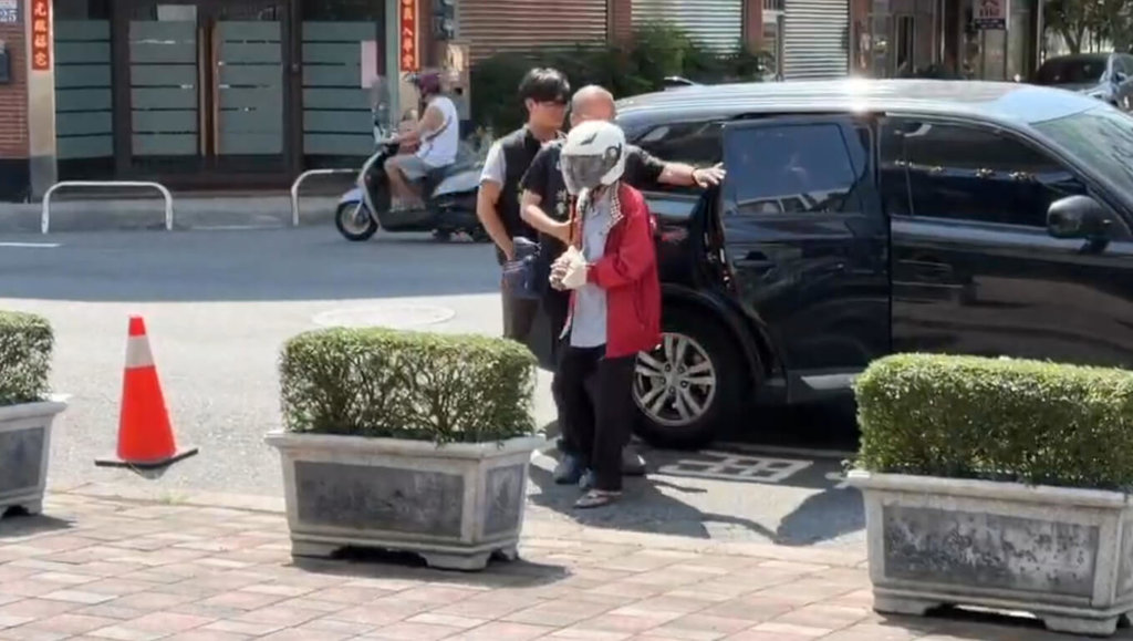 台中市一名李姓男子10月6日凌晨连续纵火，被警方逮捕。（图源：台“中央社”）