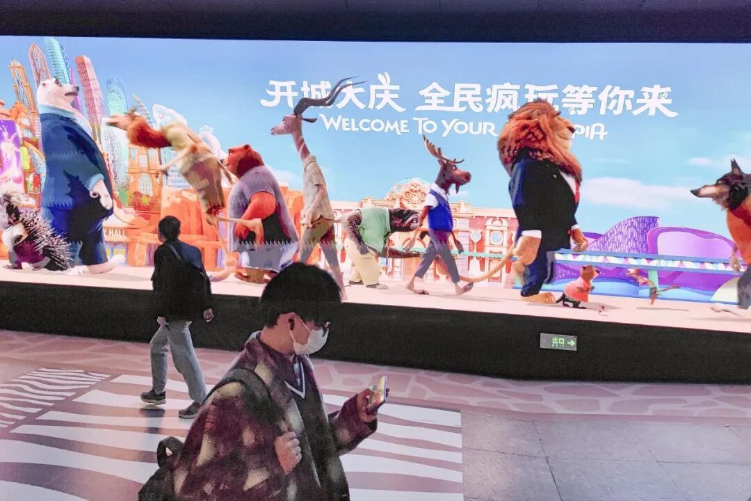 上海地铁站内的广告不仅能出圈,而且为线路带来较稳定的商业收益。(图/视觉中国)