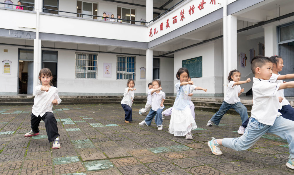 5月26日,阿琳娜(左一)在黟县宏村学校内教同学们武术。新华社发(汪澄摄)