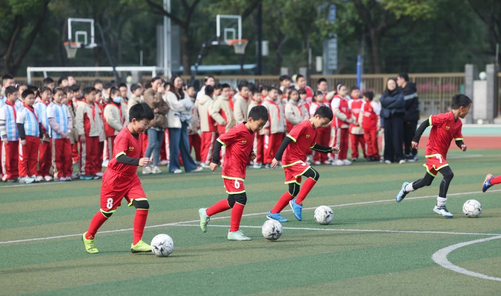 3月5日,北京师范大学南湖附属学校的学生们在参加开学第一课足球训练。新华社记者 徐昱 摄