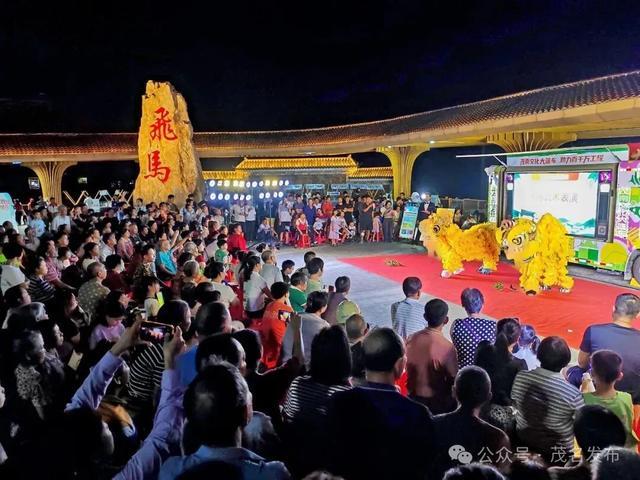 茂南文化大篷车开进鳌头飞马桥头广场。刘付思明 摄