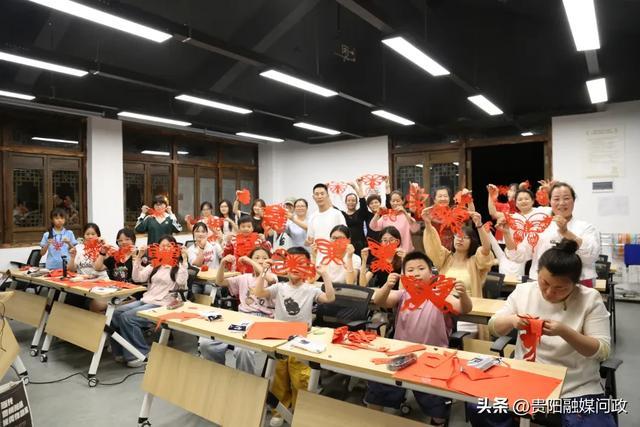 花溪区文化馆开设非遗剪纸公益课程