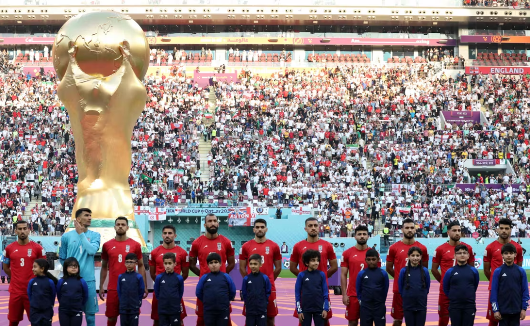 2022年卡塔尔世界杯期间,伊朗队首发球员拒唱国歌。(图源:法新社)
