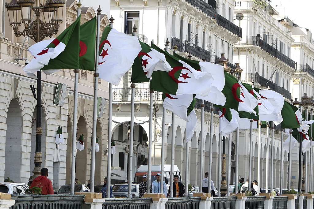 阿尔及利亚国旗飘扬在首都阿尔及尔街头。（视觉中国）