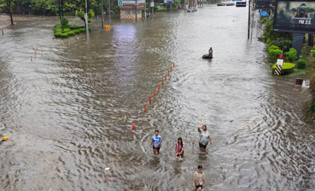 曼谷民众恐慌抢购囤物资 曼谷全市宣布为洪水灾区 【泰国曼谷市政府宣布