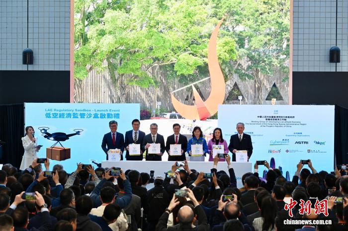 2025年3月20日,香港特区行政长官李家超(中)在香港科技大学出席低空经济“监管沙盒”启动礼。(资料图)中新社记者 李志华 摄