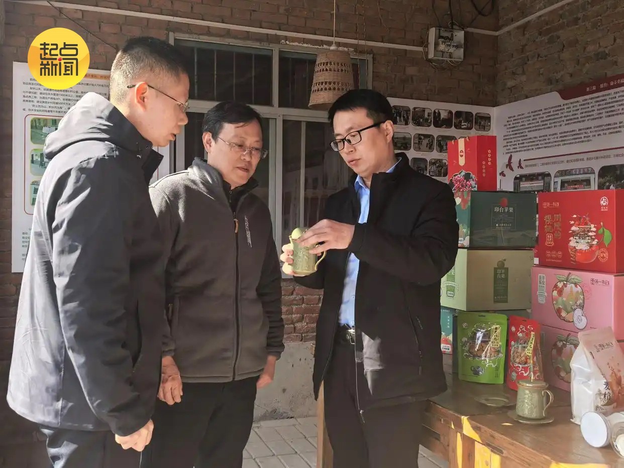 陕西科技大学驻村干部姜兴健(右一)
