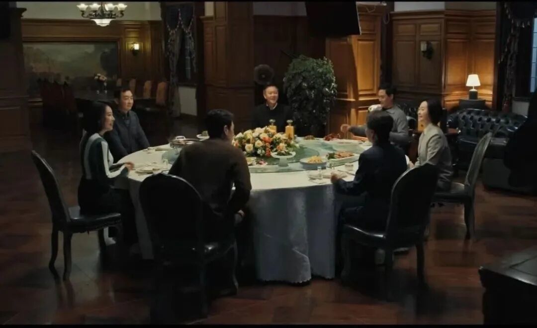 酒局上的中年人。(图 /《以法之名》)