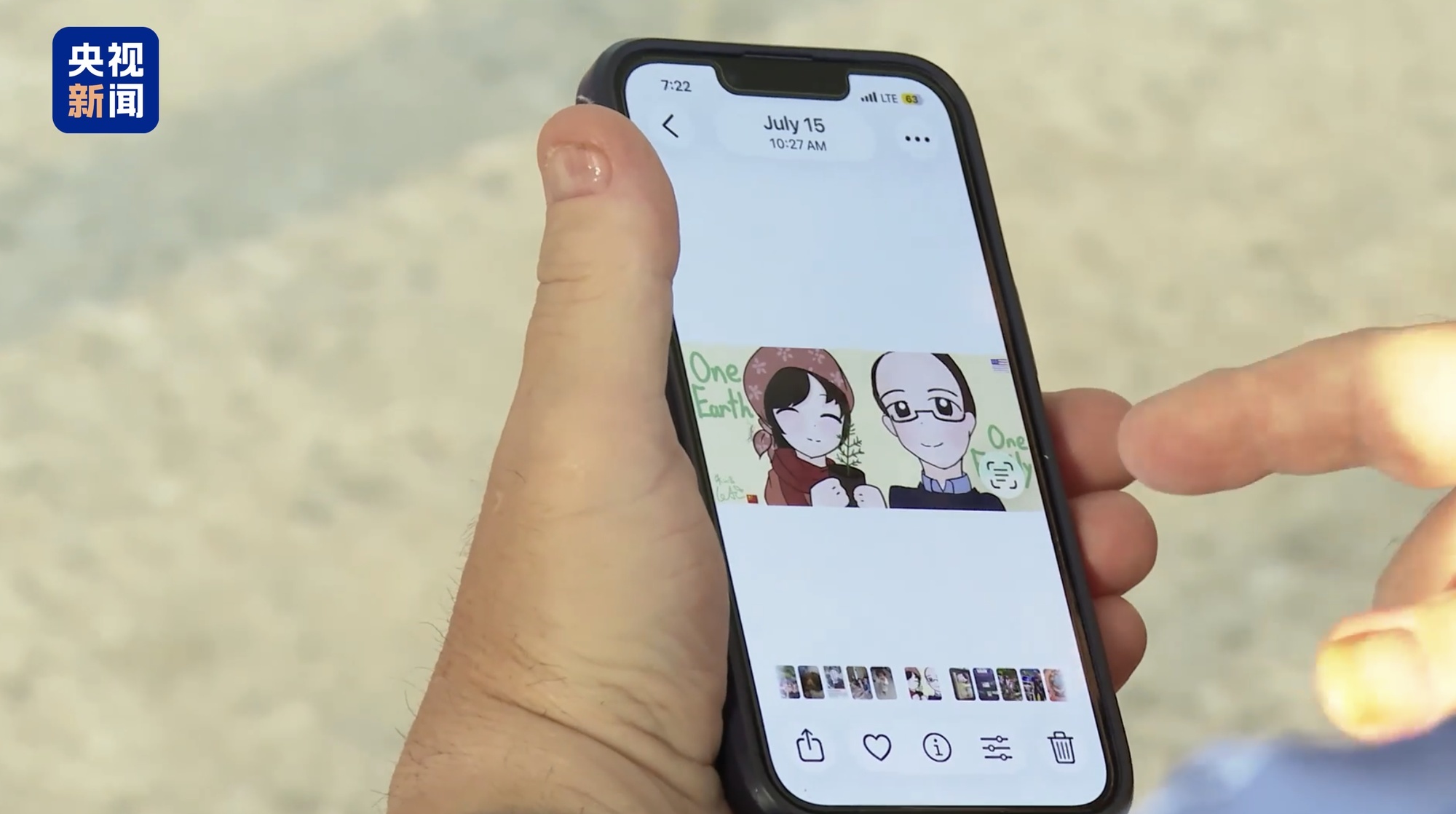 “赛考斯”手机上保存的一幅他与殷玉珍的画,由一名中国小学生创作。