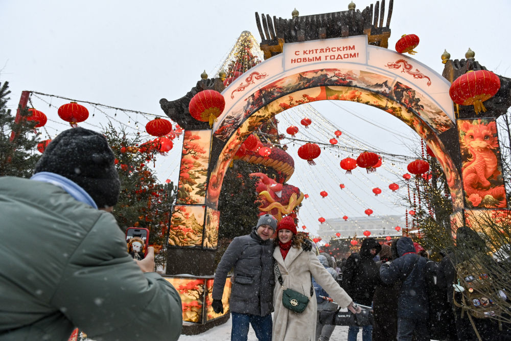 2026年2月16日,在俄罗斯首都莫斯科市中心,人们在中国新年主题装饰前拍照。新华社发(亚历山大摄)