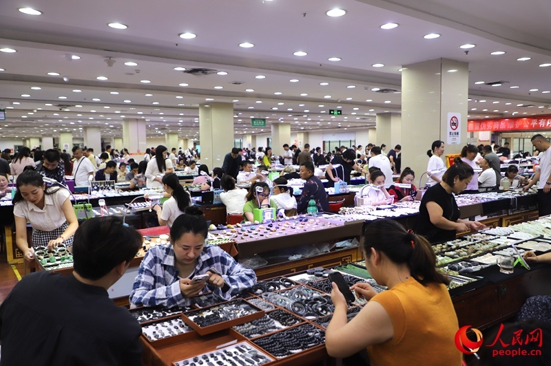 玉石交易市场人头攒动。人民网记者 王佩摄