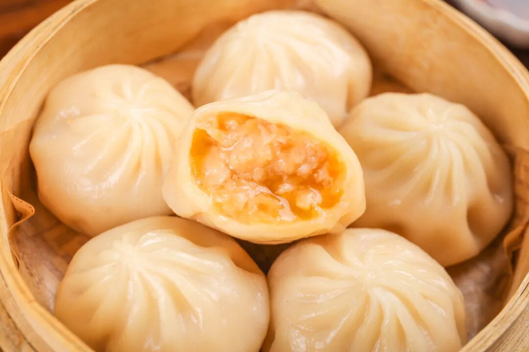 摄图网_350138652_早餐品尝新鲜薄皮鲜肉灌汤小笼包美食(企业商用).jpg