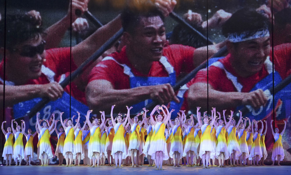 2026年4月30日,演员在闭幕式上表演。新华社记者 潘昱龙 摄
